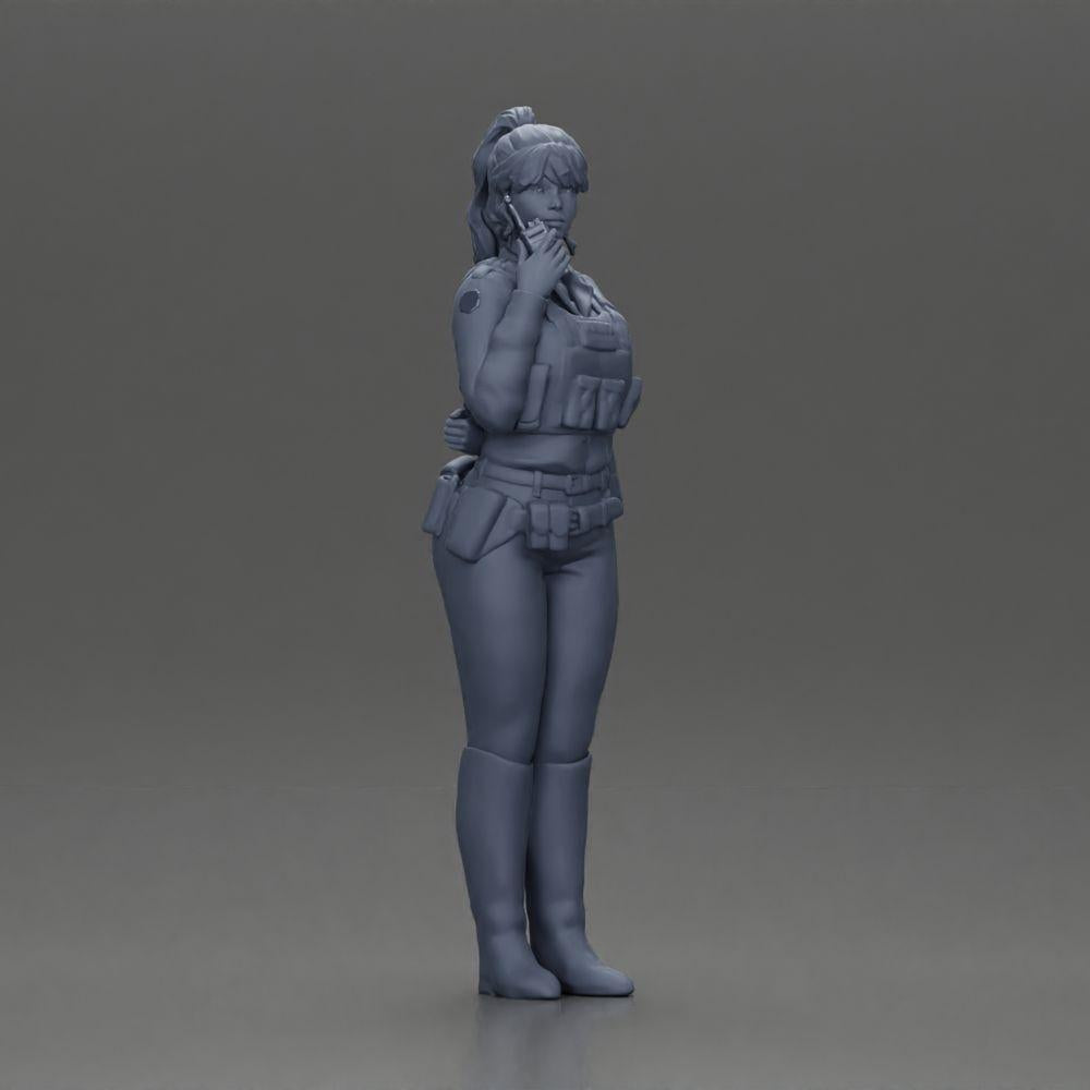 Διακοσμητικό μοντέλο φωτογραφία προϊόντος 7: Διακοσμητική φιγούρα: Αστυνομικός σε στάση, χέρι στην πλάτη, μιλάει στο ασύρματο (Ref Nr. A64)