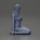 Diorama modelarstwo produkt zdjęcie 8: Klęcząca miniaturowa figura kobiety w bikini, siedząca na płaskiej podstawie - plażowe diorama (Ref Nr. A83)