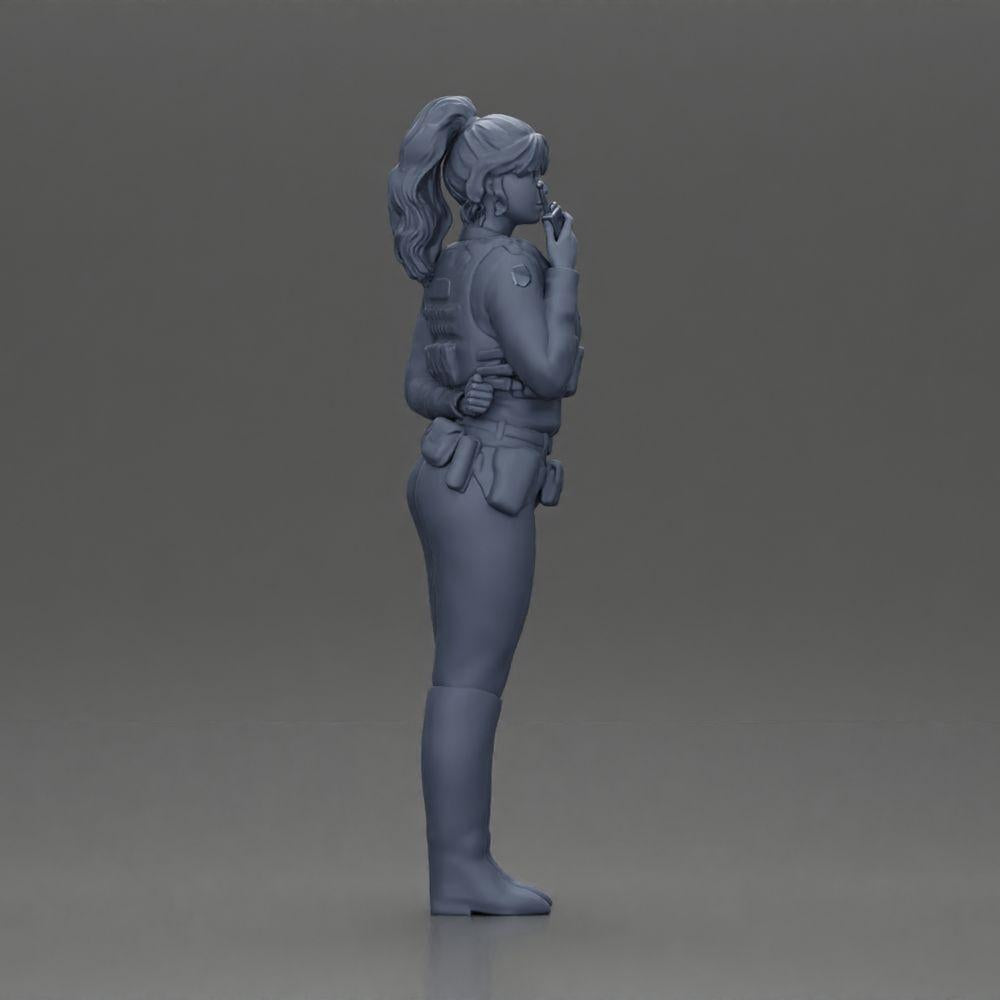 Διακοσμητικό μοντέλο φωτογραφία προϊόντος 8: Διακοσμητική φιγούρα: Αστυνομικός σε όρθια θέση, χέρι στην πλάτη, μιλάει στο ραδιόφωνο (Ref Nr. A64)