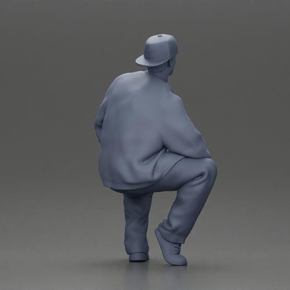 Diorama modelarstwo zdjęcie produktu 8: Figura dioramowa: Siedzący mężczyzna hip-hopowy w kurtce, czapce i sneakersach (Ref nr A62)