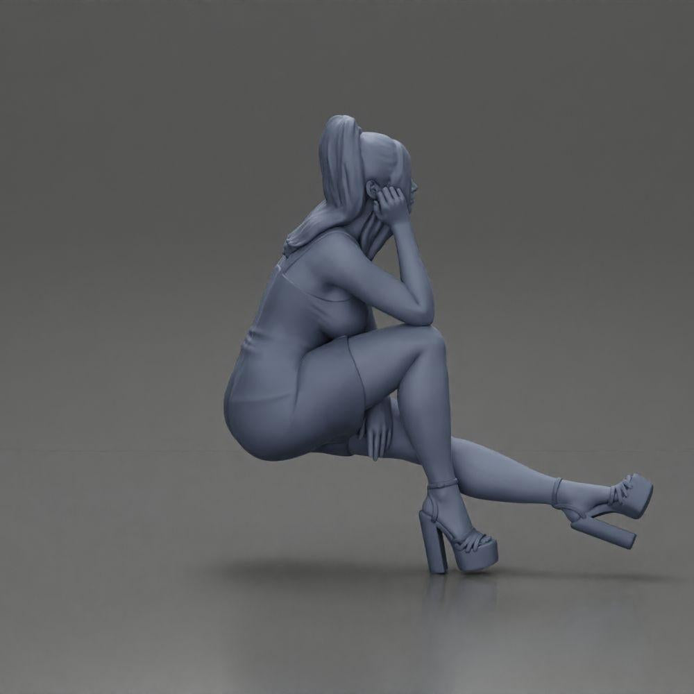 Diorama Modelismo Foto do Produto 8: Figura de Diorama: Miniatura de diorama mulher sentada em vestido rosa, mão na bochecha, sapatos de plataforma (Ref Nr. A131)