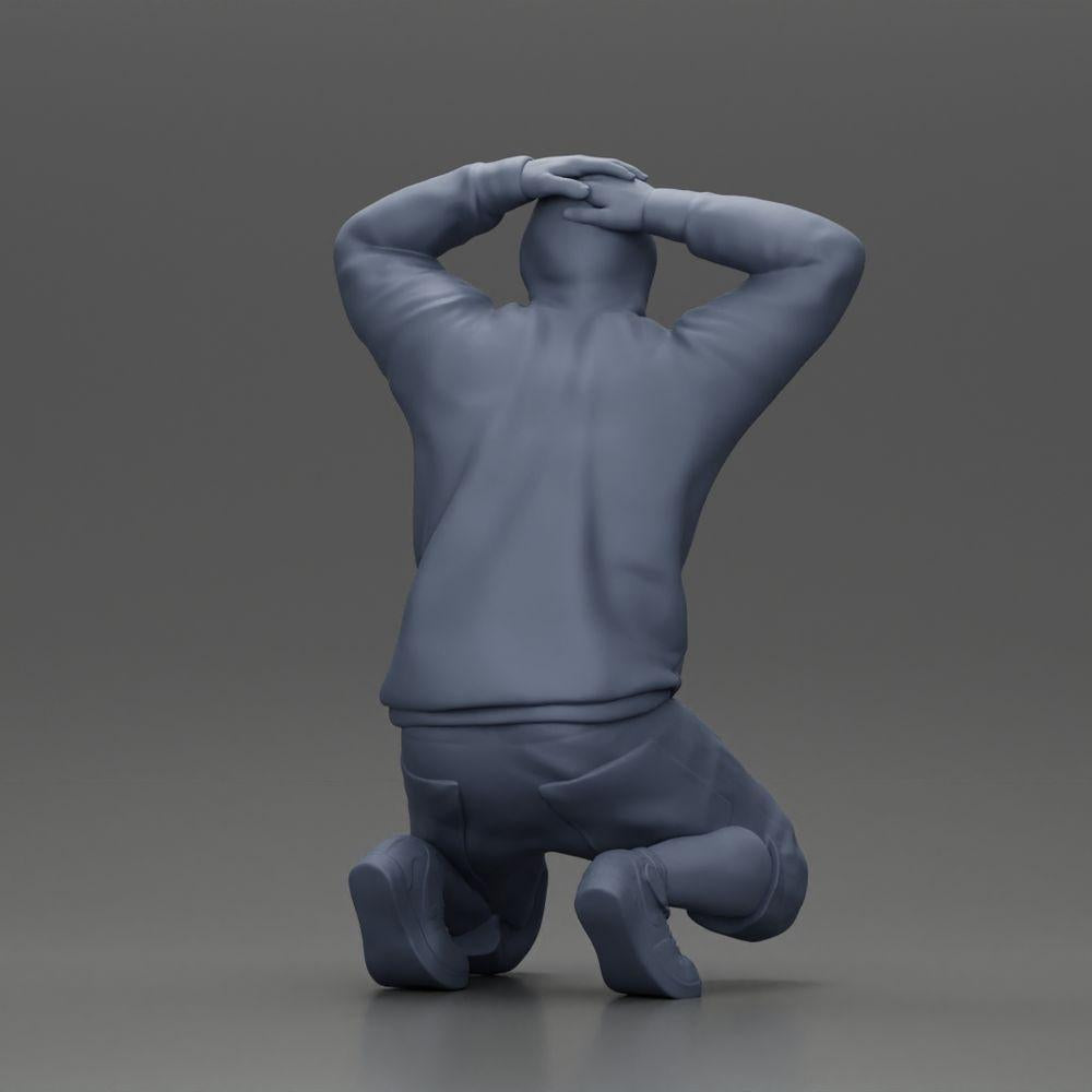 Diorama Modellismo foto prodotto 8: Uomo inginocchiato con felpa con cappuccio, mani dietro la testa - Miniatura Diorama (Ref Nr. A70)