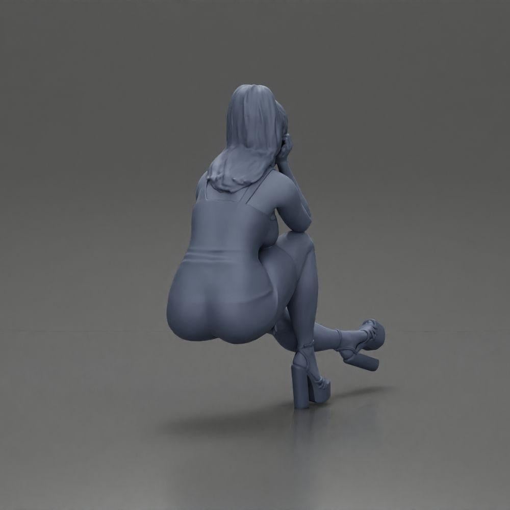 Diorama Modelismo Foto do Produto 9: Figura de Diorama: Miniatura de diorama mulher sentada em vestido rosa, mão na bochecha, sapatos de plataforma (Ref Nr. A131)