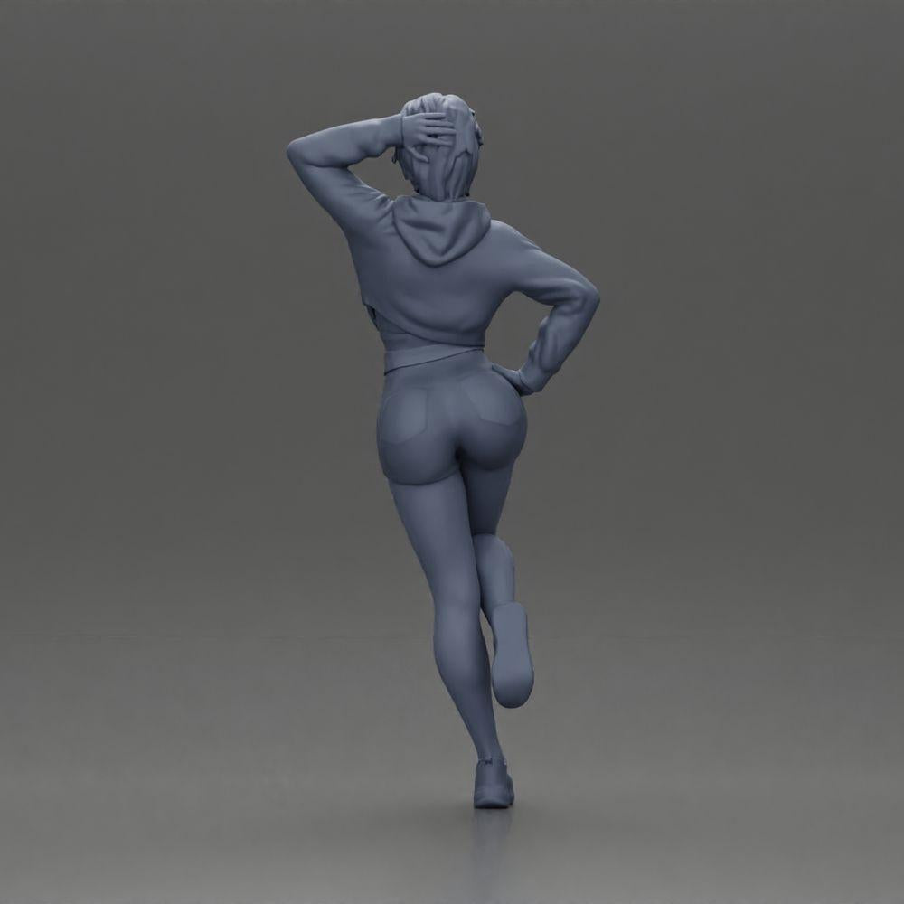 Diorama Modellbau Produktfoto 9: Weibliche Miniatur mit kurzem Haar, Jacke & Shorts, an Auto gelehnt (Ref Nr. A67)