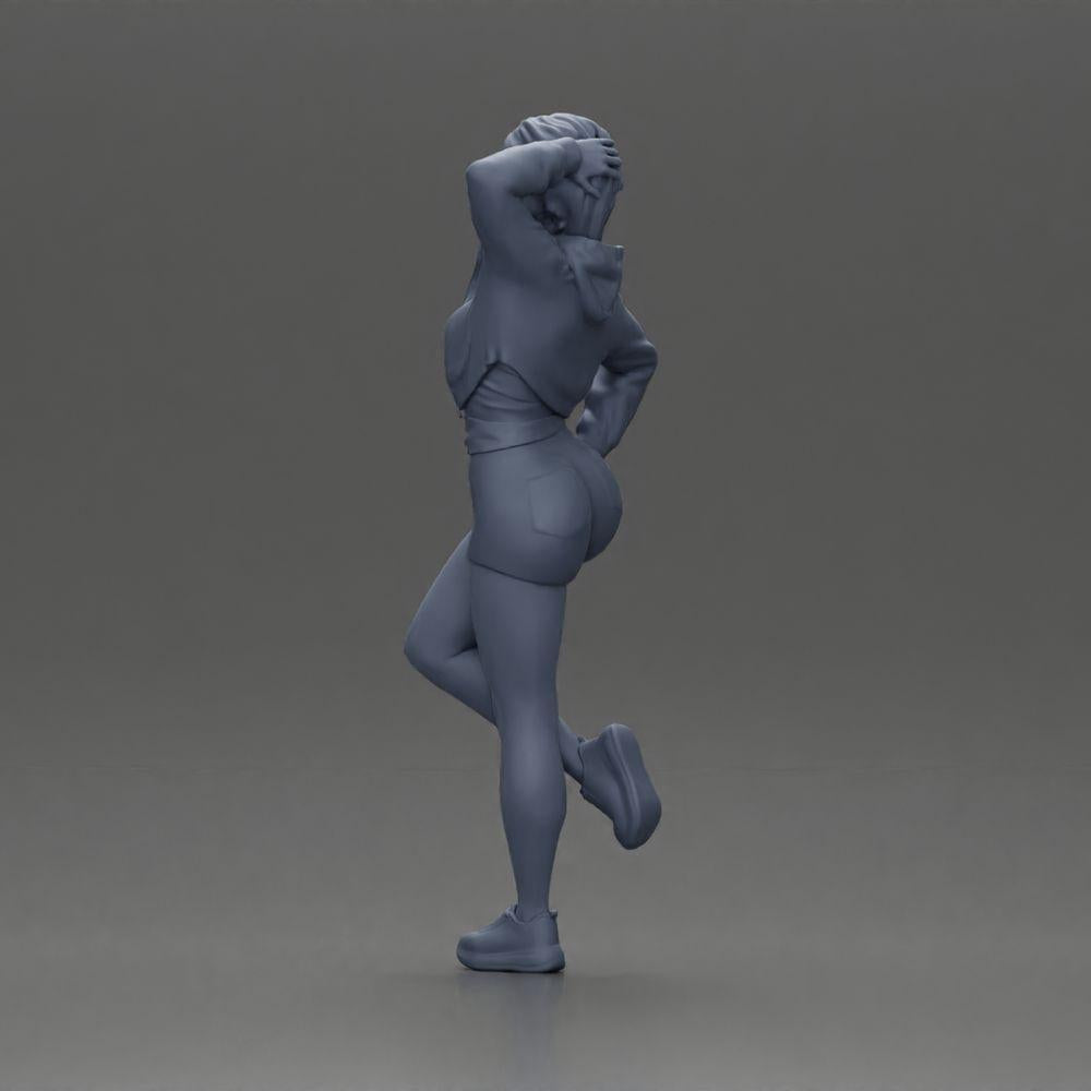 Diorama Modellbau Produktfoto 10: Weibliche Miniatur mit kurzem Haar, Jacke & Shorts, an Auto gelehnt (Ref Nr. A67)