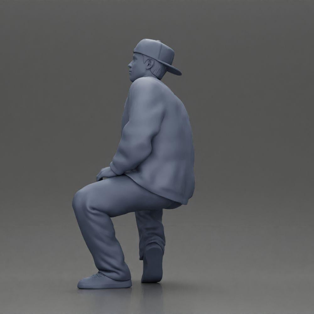 Diorama modelarstwo zdjęcie produktu 10: Figura dioramowa: Siedzący mężczyzna hip-hopowy w kurtce, czapce i sneakersach (Ref Nr. A62)