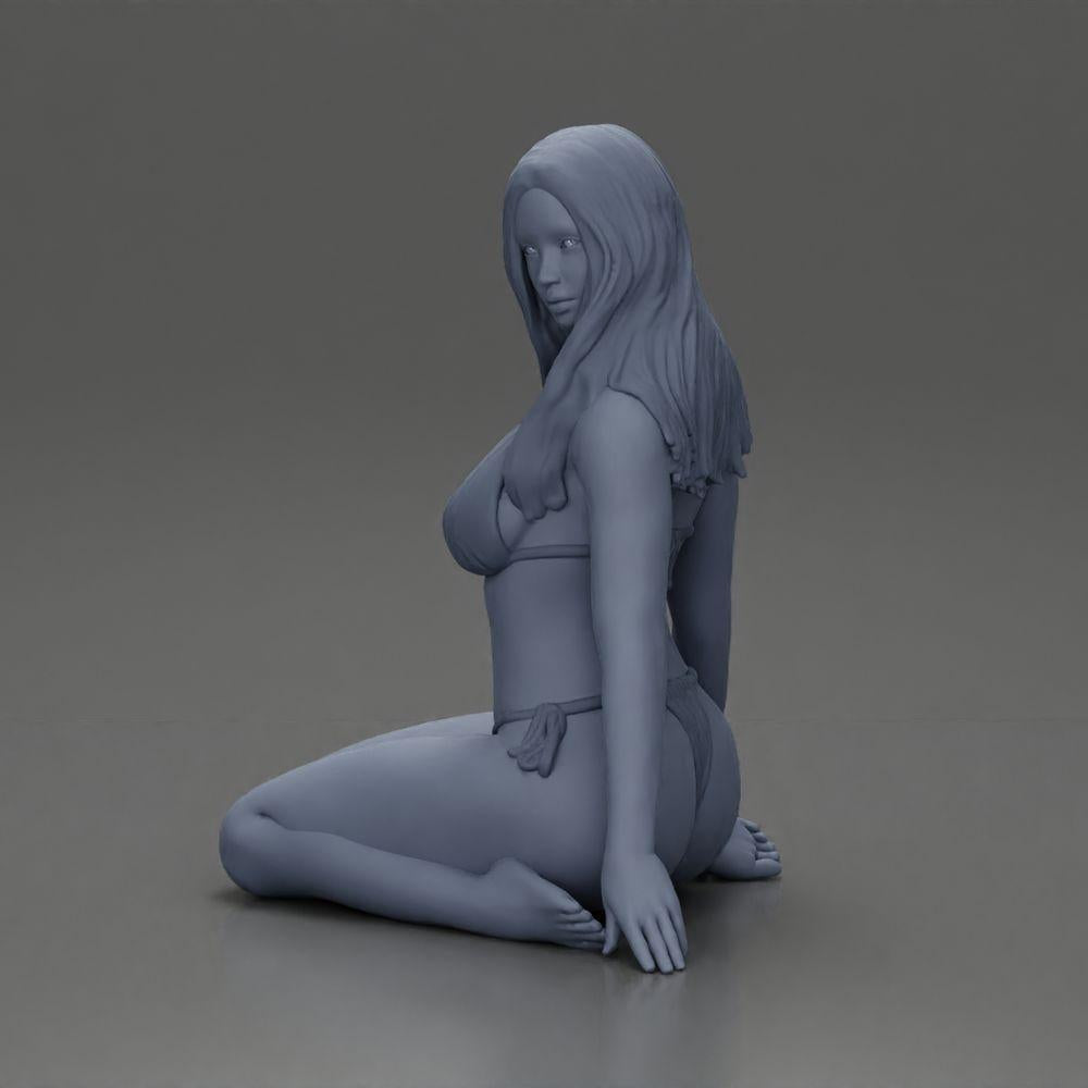 Diorama modelarstwo produkt zdjęcie 11: Klęcząca miniaturowa figura kobiety w bikini, siedząca na płaskiej podstawie - plażowe diorama (Ref nr A83)
