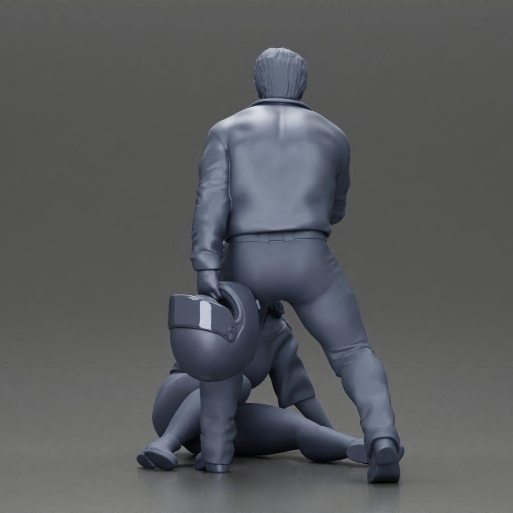 Diorama modelarstwa produkt zdjęcie 16: Miniatura dioramy: Mężczyzna pomaga przewróconej motocyklistce, trzyma kask motocyklowy (Ref Nr. A91)