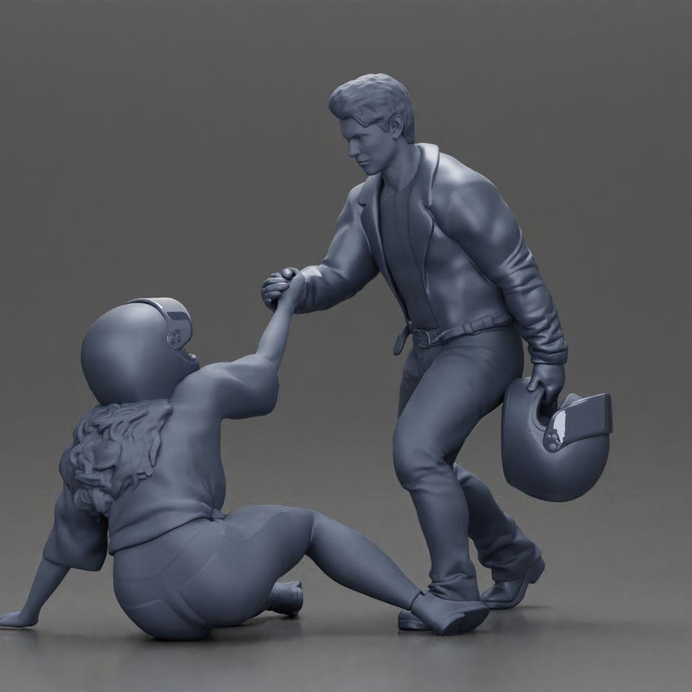 Diorama modelarstwa produktowe zdjęcie 18: Miniaturowe diorama: Mężczyzna pomaga przewróconej motocyklistce, trzyma kask motocyklowy (Ref Nr. A91)