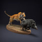 Produktfoto Tier Figur Diorama, Modellbau: 0: Wildtier Figuren: Bengalischer Tiger und Indisches Wildschwein – Jagdszene (Ref 01_01_81)