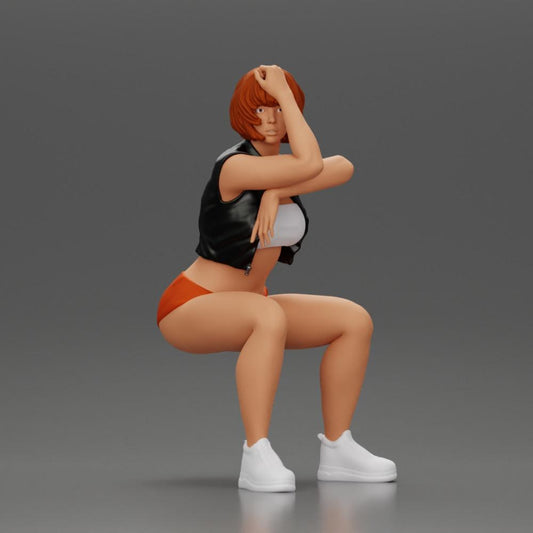 Διακοσμητικό μοντέλο φωτογραφία προϊόντος 0: Καθιστή μινιατούρα: Γυναίκα με κοντό δερμάτινο μπουφάν, τοπ, σορτς και αθλητικά παπούτσια (Ref Nr. A61)