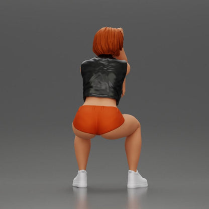 Diorama modellismo foto prodotto 2: Miniatura seduta: Donna con giacca di pelle corta, top, pantaloni corti e sneakers (Ref Nr. A61)
