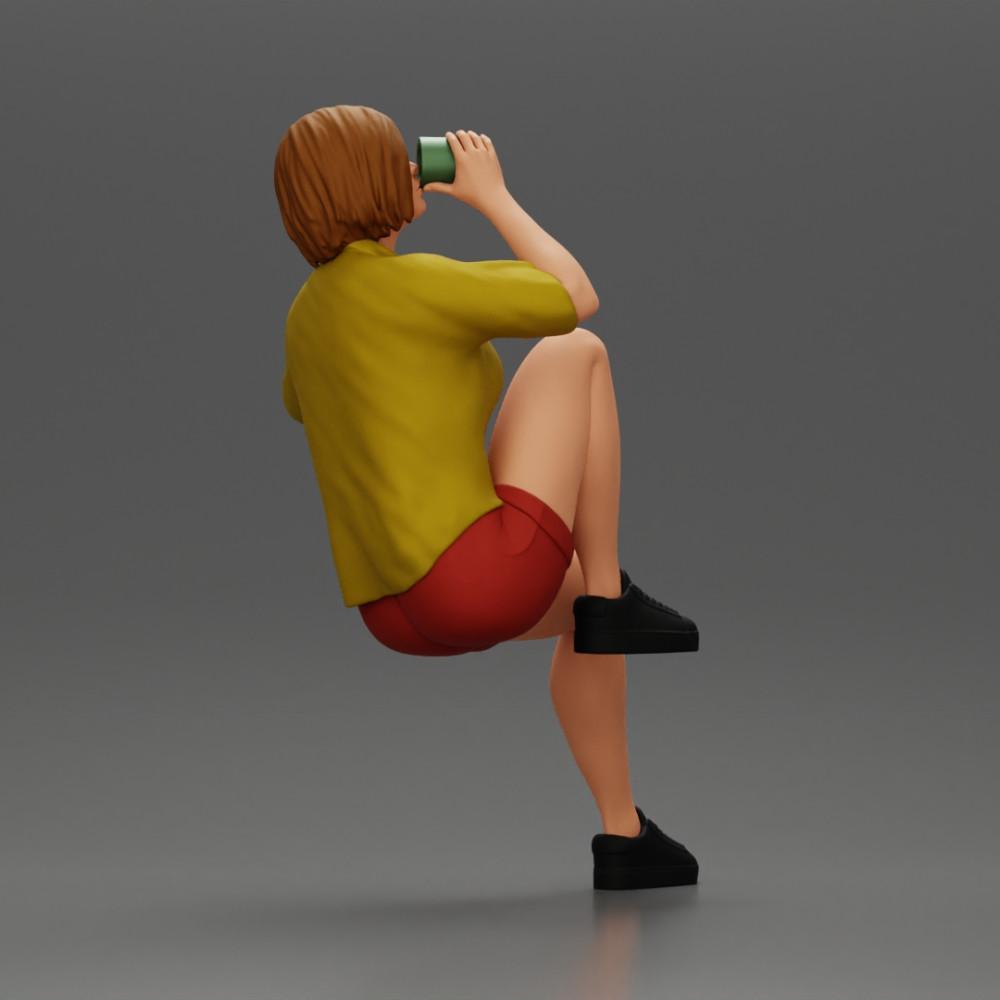 Diorama Modellbau Produktfoto 3: Miniatur: Sitzende junge Frau auf Stuhl, angezogenes Bein, trinkt aus einem Becher (Ref Nr. A57)