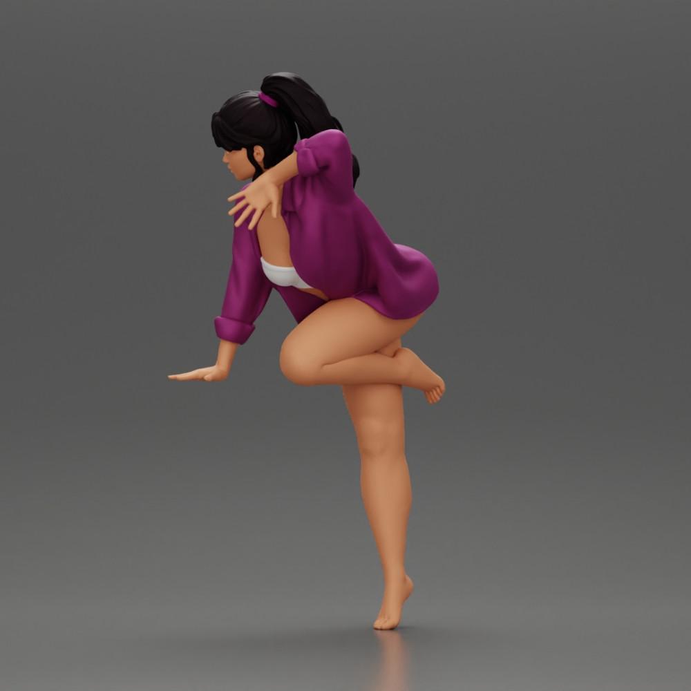 Diorama Modellbau Produktfoto 4: Diorama-Miniatur: Weibliche Figur im langen Hemd und Bikini, am Tisch lehnend (Ref Nr. A52)