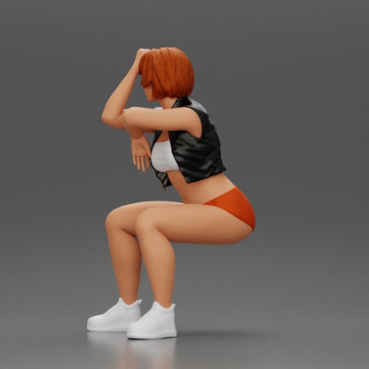 Diorama Modellismo foto prodotto 4: Miniatura seduta: Donna con giacca di pelle corta, top, pantaloni corti e sneakers (Ref Nr. A61)