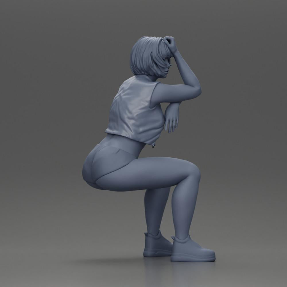 Diorama modelagem produto foto 7: Miniatura figura sentada: Mulher com jaqueta de couro curta, top, shorts e tênis (Ref Nr. A61)