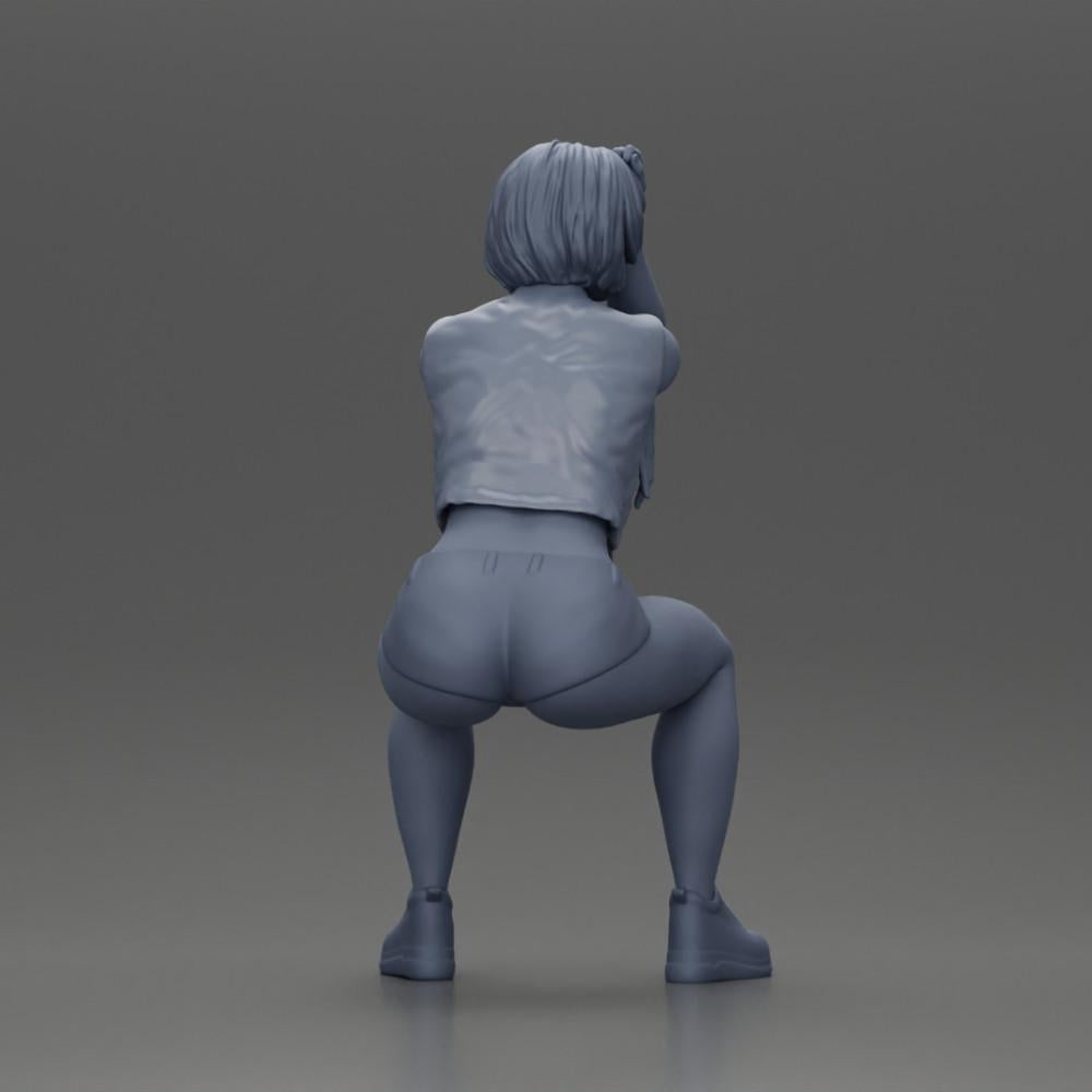 Diorama Modelismo Foto do Produto 8: Figura Miniatura Sentada: Mulher com Jaqueta de Couro Curta, Top, Calções e Ténis (Ref Nr. A61)