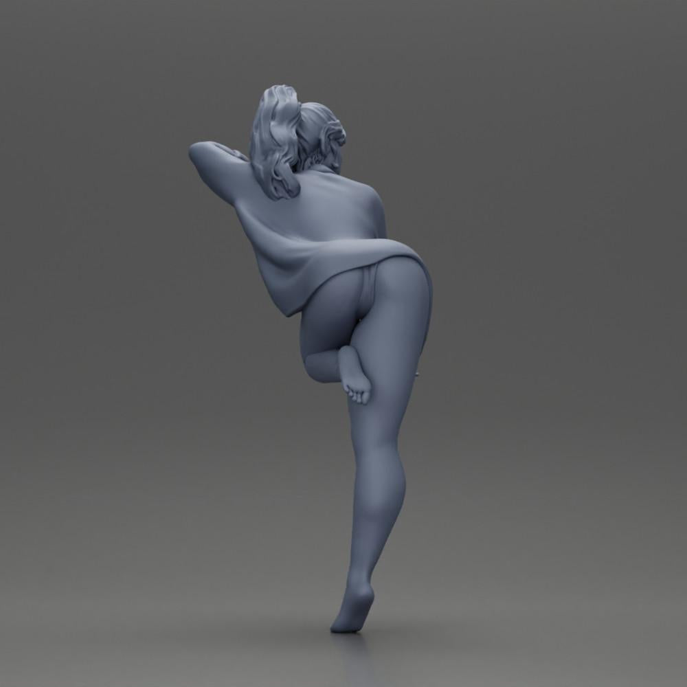 Diorama Modellbau Produktfoto 8: Diorama-Miniatur: Weibliche Figur im langen Hemd und Bikini, am Tisch lehnend (Ref Nr. A52)