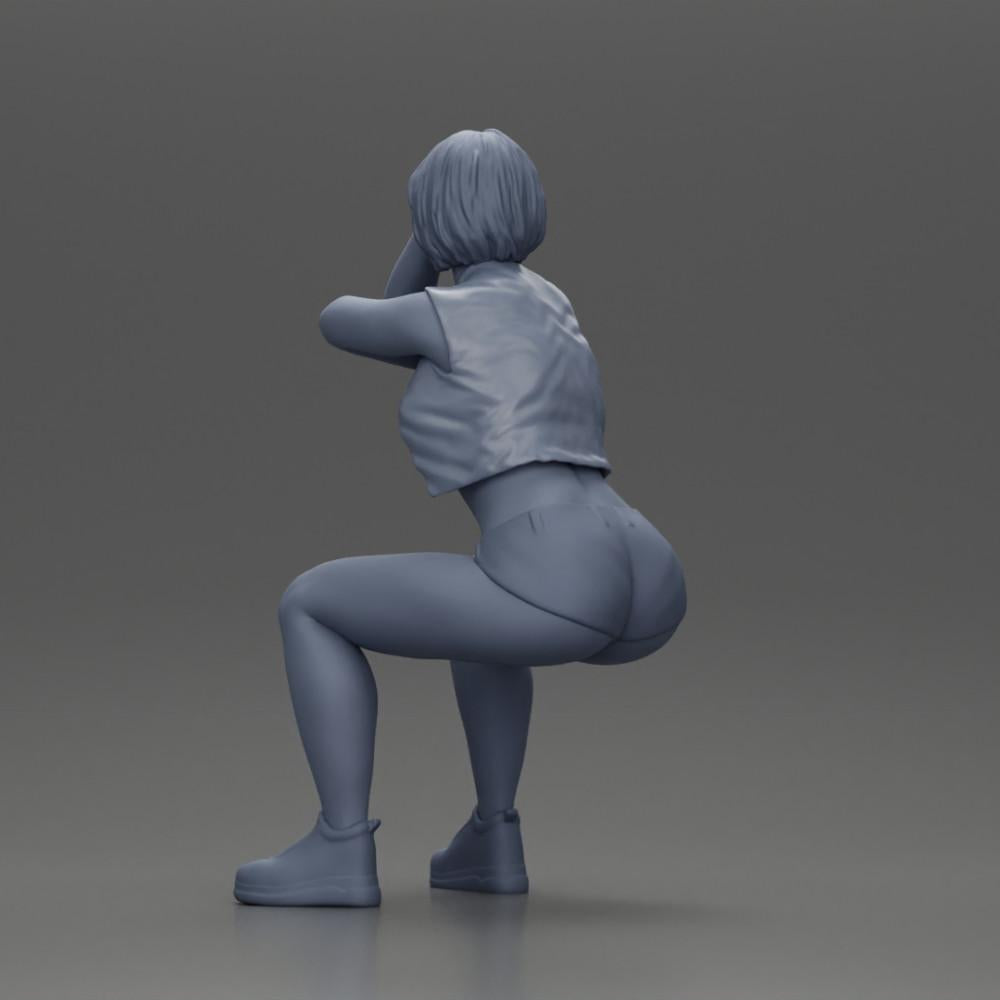 Diorama modelismo foto de produto 9: Miniatura em posição sentada: Mulher com jaqueta de couro curta, top, calções e ténis (Ref Nr. A61)