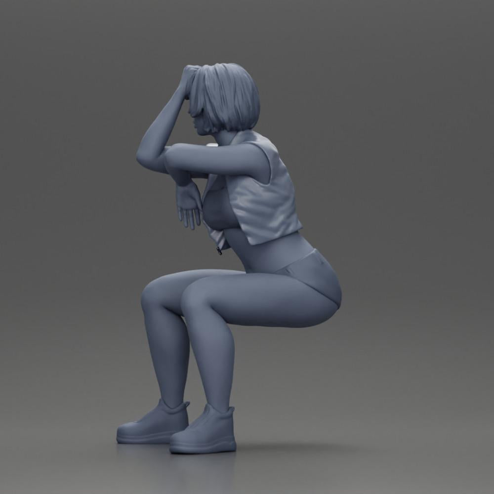 Diorama Modelismo Foto de Produto 10: Figura Miniatura Sentada: Mulher com Jaqueta de Couro Curta, Top, Calções e Ténis (Ref Nr. A61)