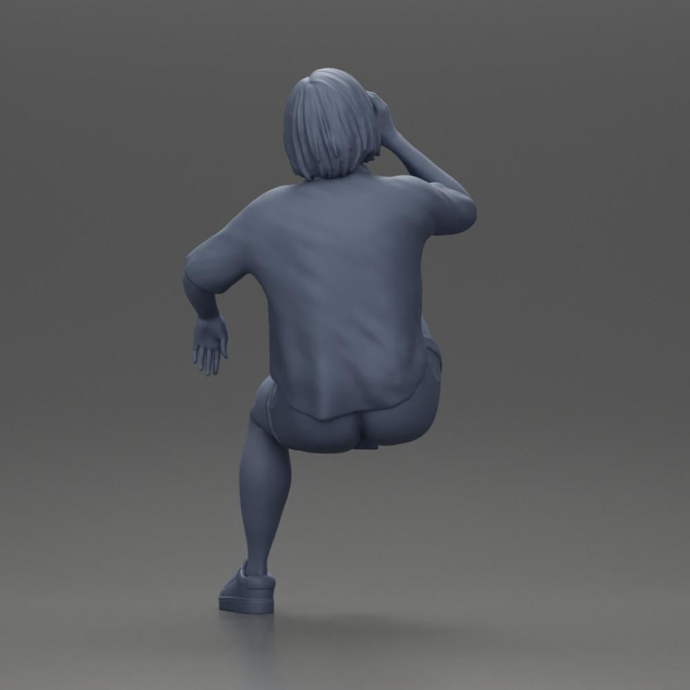 Diorama Modellbau Produktfoto 10: Miniatur: Sitzende junge Frau auf Stuhl, angezogenes Bein, trinkt aus einem Becher (Ref Nr. A57)