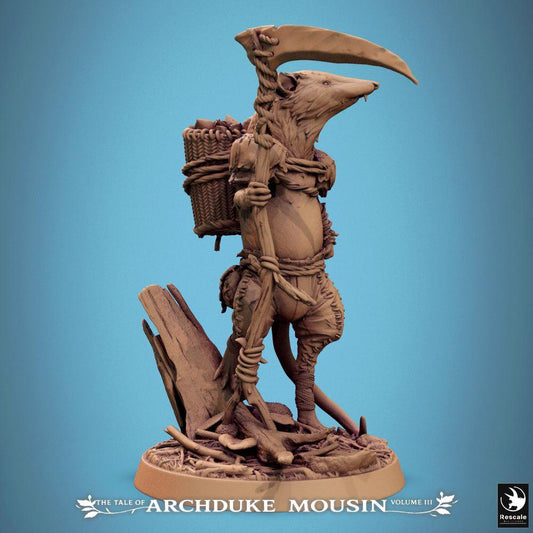 Produktová fotografie Tabletop 28mm Lord of the Print (LotP) 0: Tabletop miniatura: Myš-hraničář Ranger a Špeh - zvířecí člověk v vzhledu ježura (Etruská ježura) s kosou, cestovním holí a nosičem (25_07_K7)