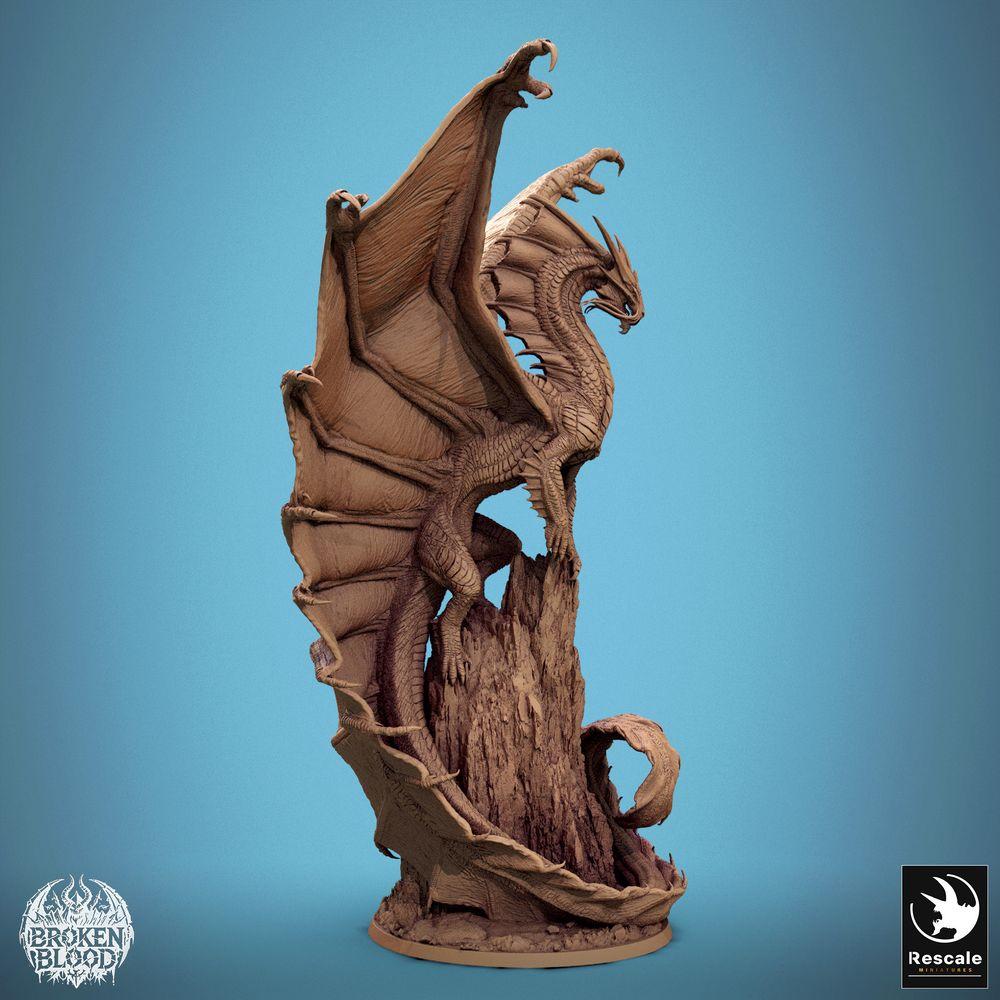 Zdjęcie produktu Tabletop 28mm Lord of the Print (LotP) 1: Miniatura Tabletop: Złoty Smok / Gold Dragon - Smok-Arcymag Urdrache, legendarne potwór boss z rozpostartymi skrzydłami na skałach (24_11_A3)