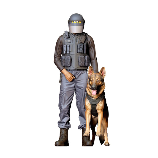 Produktová fotografie dioramatického modelářství 0: Diorama figurka: Stojící policista v ochranné výstroji se sedícím služebním psem (Ref. č. 526)