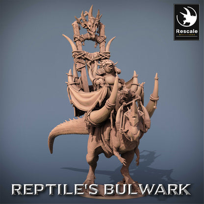 Imagem do produto 1 de 6: Miniatura de Tabletop: Rei Torvodon - Cavaleiro Lagarto em Dinossauro de Guerra com Howdah e Estandarte Totêmico, Líder Tribal / Senhor dos Répteis, Montaria Monstruosa (23_06_A1)
