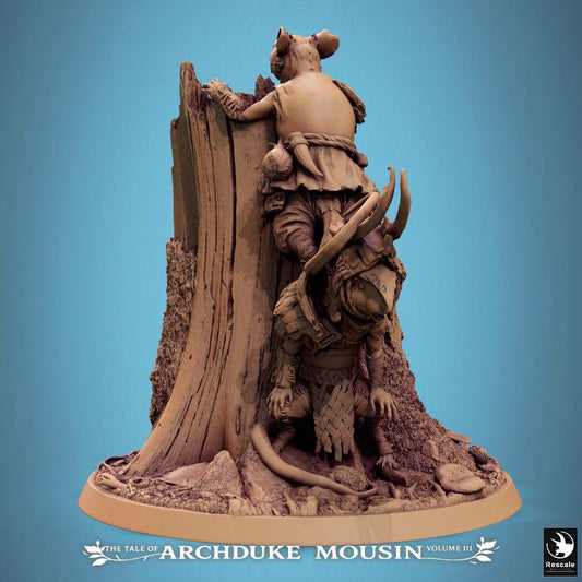 Produktová fotografie Tabletop 28mm Lord of the Print (LotP) 0: Tabletop miniatura: Krysařský válečník a myší padouch na pařezu - skaut/lesník, lamelová zbroj, horolezecký provaz, dioráma základna (25_07_Q9)