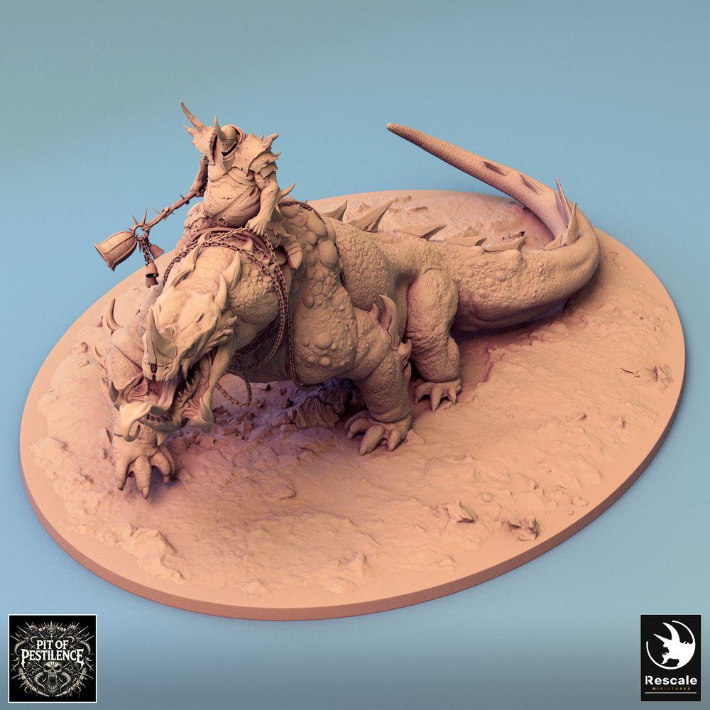 Produktová fotografie Tabletop 28mm Lord of the Print (LotP) 0: Tabletop miniatura: Barbarský jezdec na bažinné bestii - plazí monstrum válečný dinosaur, válečná bestie se kopím, řetězovým a sedlovým brněním (24_08_C2)