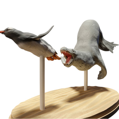 Zdjęcie produktu Diorama i modelarstwo miniatura figura: Foka poluje na pingwina, figura zwierzęca