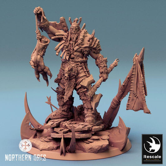 Produktový obrázek Tabletop 28mm Lord of the Print (LotP) 0: Tabletop miniatura: Orkský náčelník Azhrog, válečný lord a lovec trofejí s rozštěpovou sekerou (24_04_E2)