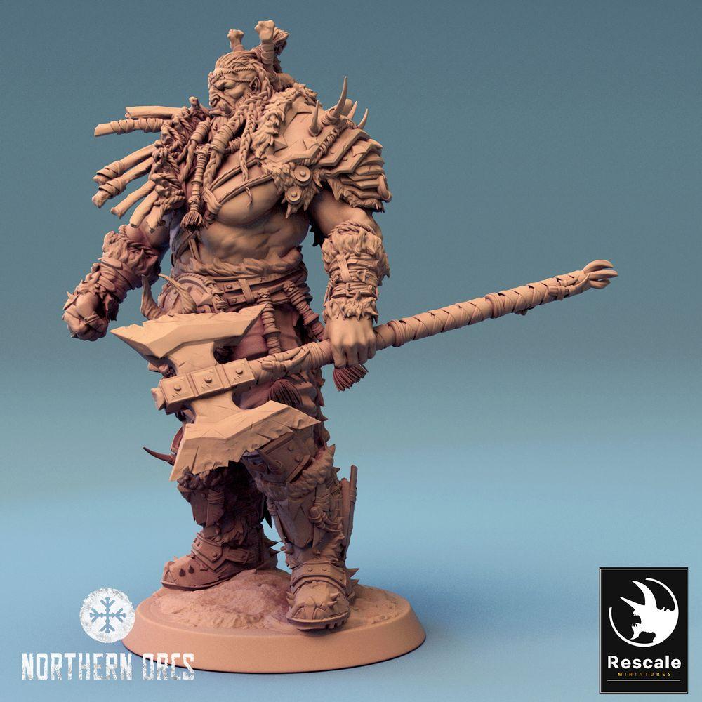 Foto do produto Tabletop 28mm Lord of the Print (LotP) 0: Figura de Fantasia: Senhor da Guerra Ork / Chefe de Guerra Azhrog, Campeão Bárbaro com Machado de Duas Mãos Serrilhado (24_04_E3)