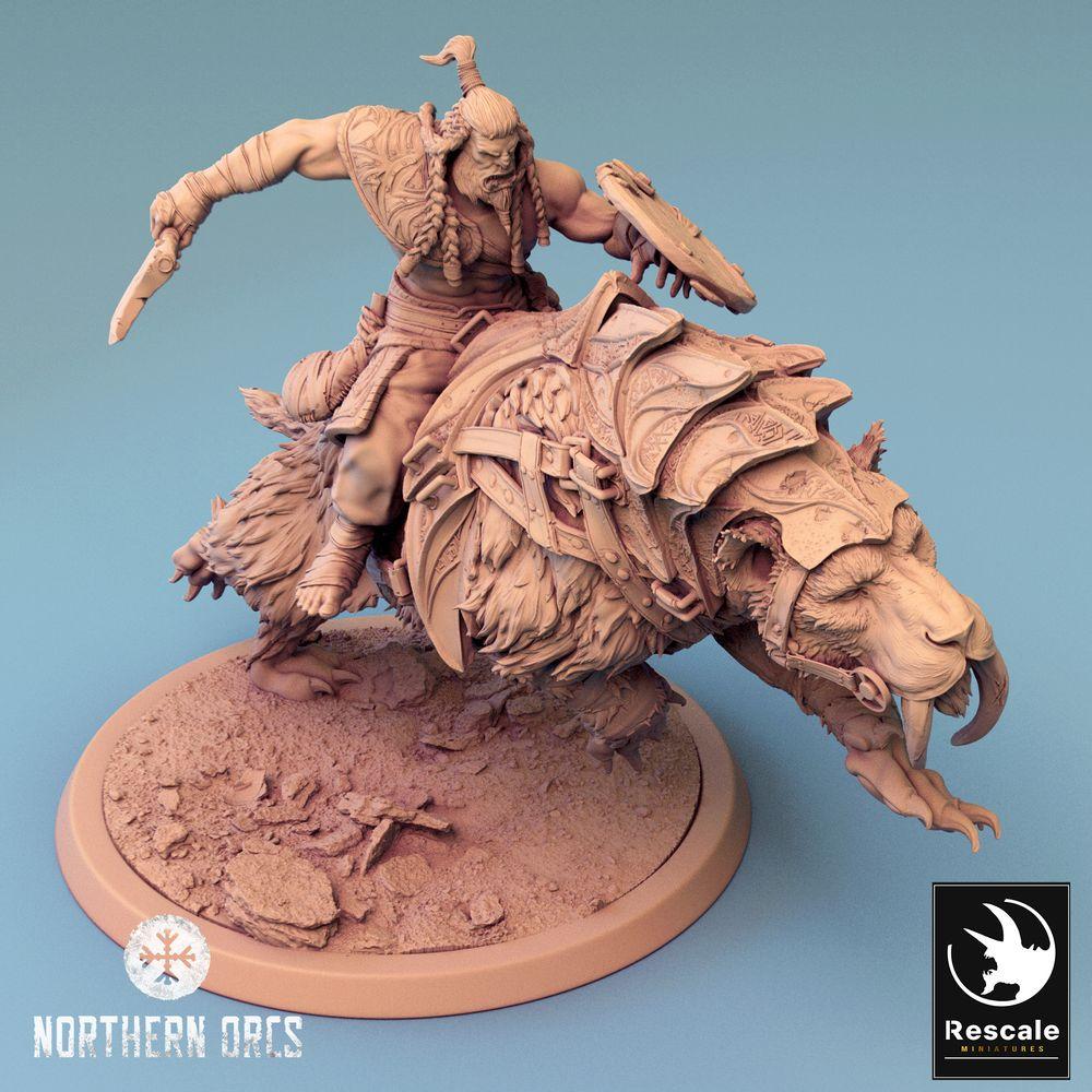 Produktfoto Tabletop 28mm Lord of the Print (LotP) 0: Fantasy Figur: Ork Bestienreiter auf Säbelzahn-Kriegsbestie, barbarischer Kriegsführer mit Krummsäbel - Monsterreiter, Orc Beast Rider (24_04_C2)