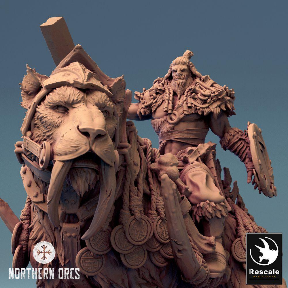 Produktová fotografie Tabletop 28mm Lord of the Print (LotP) 0: Tabletop miniatura: Orkský válečný pán na sabretooth medvědovi, medvědí jezdec, bestiální jezdec, monstrózní kavalerie, barbarský náčelník s kulatým štítem, Orkský válečný pán medvědí jezdec (24_04_C3)