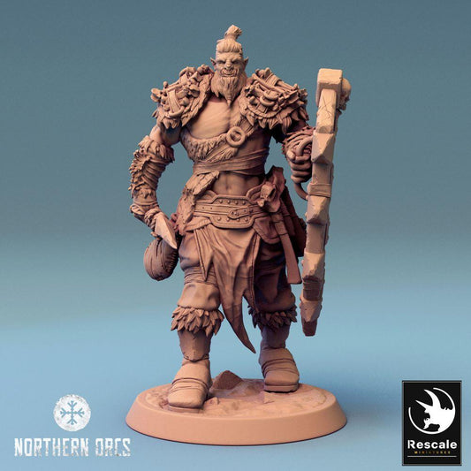 Produktová fotografie Tabletop 28mm Lord of the Print (LotP) 0: Tabletop miniatura: Orkský válečník se štítem a sekerou, Ork válečník, nositel štítu, Válečný pán (24_04_G1)