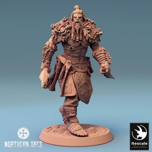 Produktfoto Tabletop 28mm Lord of the Print (LotP) 0: Tabletop miniatura: Ork válečník/boss, barbar a berserker s dýkou, v útoku (24_04_G3)