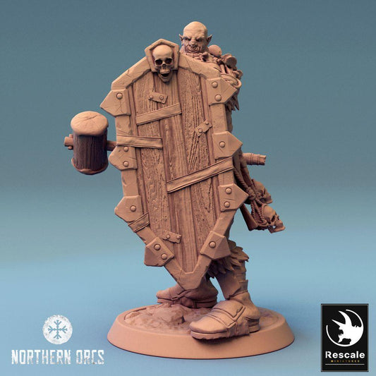 Produktfoto Tabletop 28mm Lord of the Print (LotP) 0: Tabletop Miniatur: Ork Krieger, Schildträger mit Großschild und Keule, Nahkämpfer, Orc Shieldbearer (24_04_I1)
