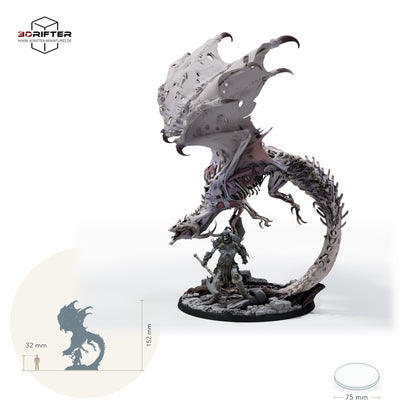 Roter Dracolich, untoter Skelettdrache im Angriff mit Axtkrieger, Drachenmonster, Fantasy Figur (Red Dracolich Attack): Größenvergleich, ca. 152 mm Gesamthöhe inklusive Base und höchstem Teil, mit 32-mm-Referenzfigur.