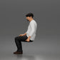 Diorama Modellbau Produktfoto 3: Sitzende Figur: Älterer Mann mit Mütze und Freizeitkleidung (a203)