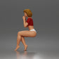 Diorama Modellbau Produktfoto 4: Sitzende Figur: Frau im Crop-Top mit gefalteten Händen am Kinn (a195)