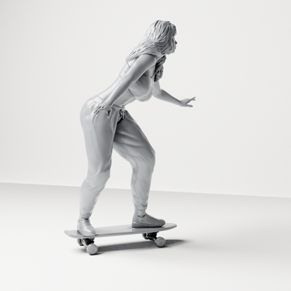 Produktová fotografie modelářského dioramatu 7: Dioramatická figurka skaterky balancující na skateboardu v crop topu a teplácích (a170)