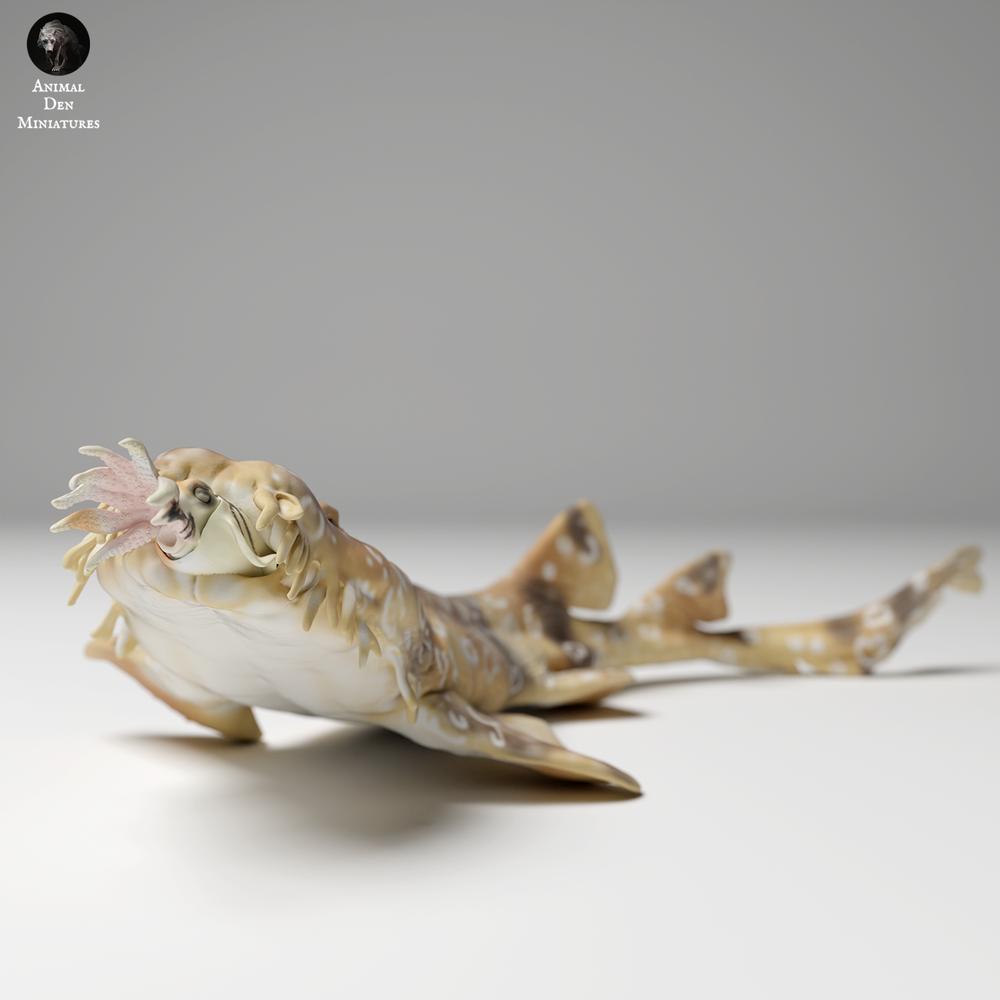 Produktfoto Tierfigur Animal Den Miniatures 2: Meerestier Tierfigur: Gefleckter Teppichhai - auf der Jagd (24_06_05)