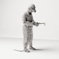 Stehende Figur: Schweißer mit MIG-Schweißbrenner & Schutzkleidung (Ref. Nr. 481) - Studioansicht 4 mit Schweißgerät und Schlauch