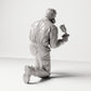 Kniende Figur: Autolackierer im Schutzanzug mit Atemschutz & Spritzpistole (Ref. Nr. 488) - vollständige Studioansicht 4